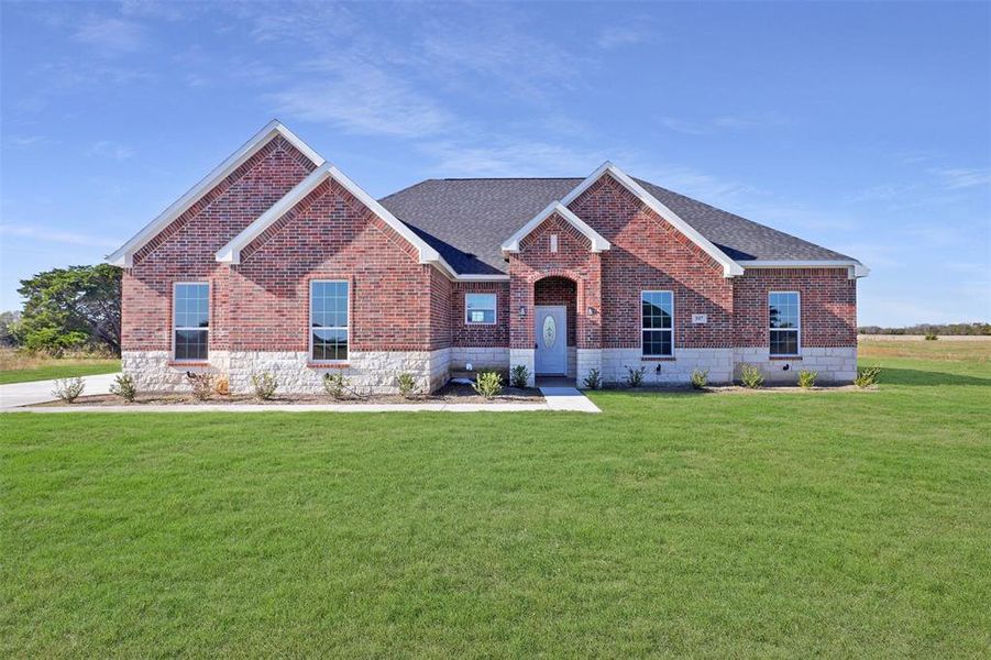 View of front of home featuring a front yard