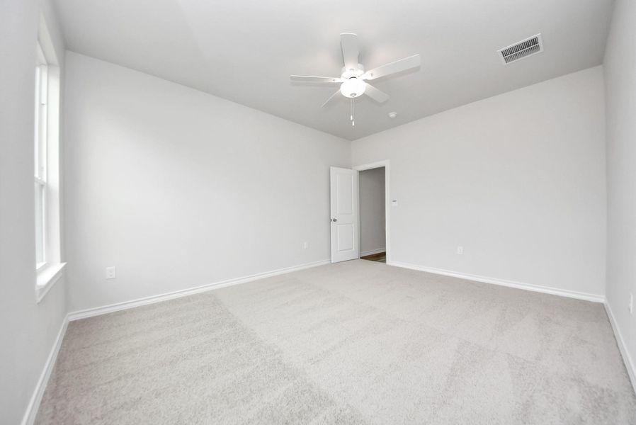 Spacious, unfurnished interior of a new home in The Enclave at Spring Branch, Conroe (Image 38).