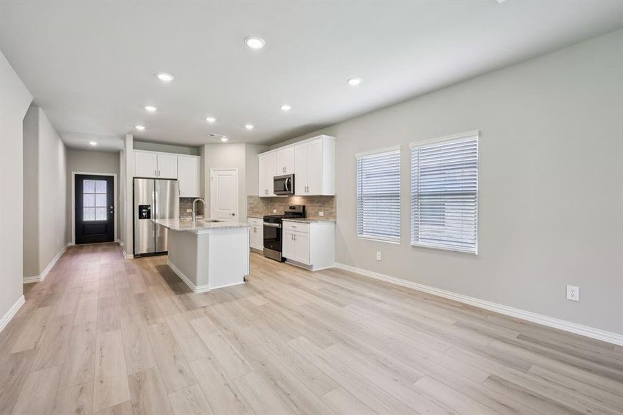 Spacious, unfurnished interior of a new home in Westmoor, Sherman (Image 33).