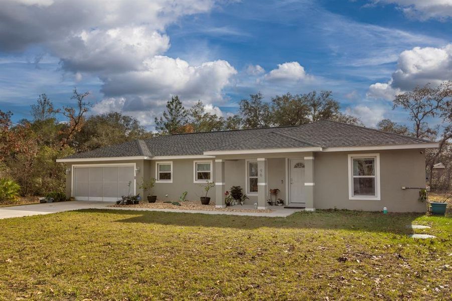 Exterior details and patio area of a home in , Ocklawaha (Image 3).