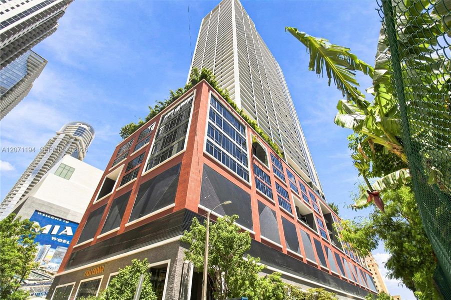 Condo located in Miami, FL showcasing its design and architecture (Image 4).