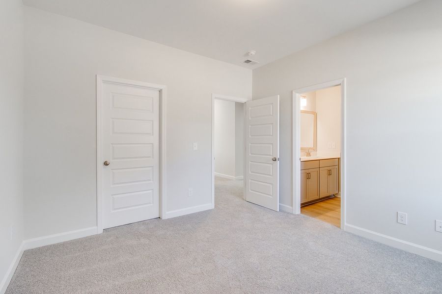 Spacious, unfurnished interior of a new home in Hendrix Farms, Lexington (Image 36).