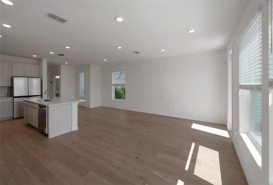 Spacious, unfurnished interior of a new home in , Apollo Beach (Image 15).