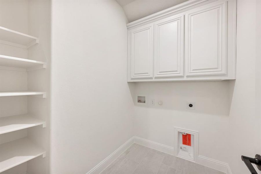 Spacious, unfurnished interior of a new home in Villages of Hurricane Creek, Anna (Image 18).