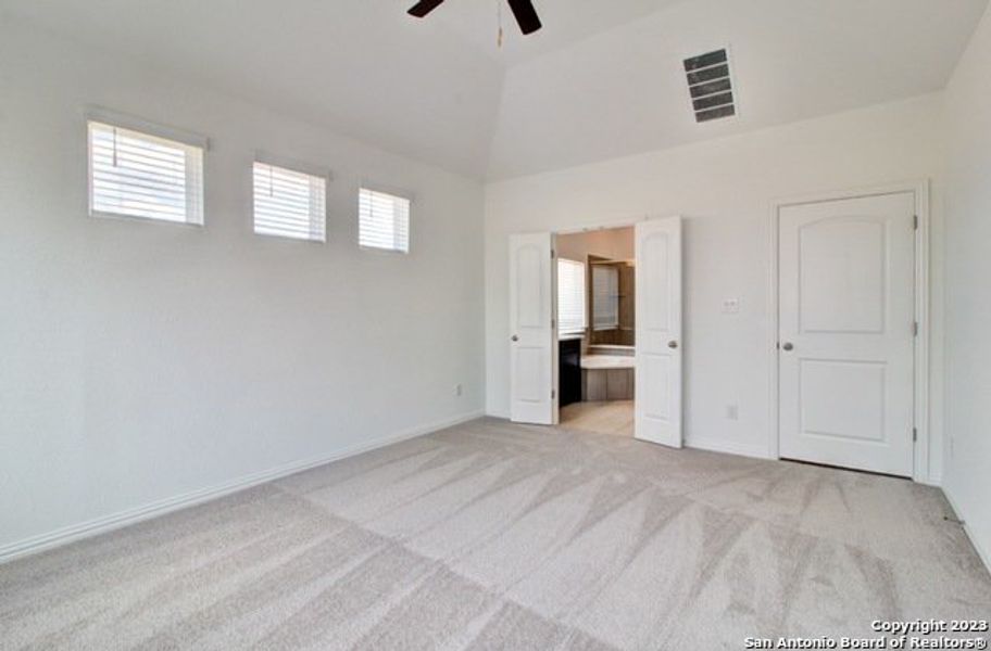 Spacious, unfurnished interior of a new home in Veranda, New Braunfels (Image 25).