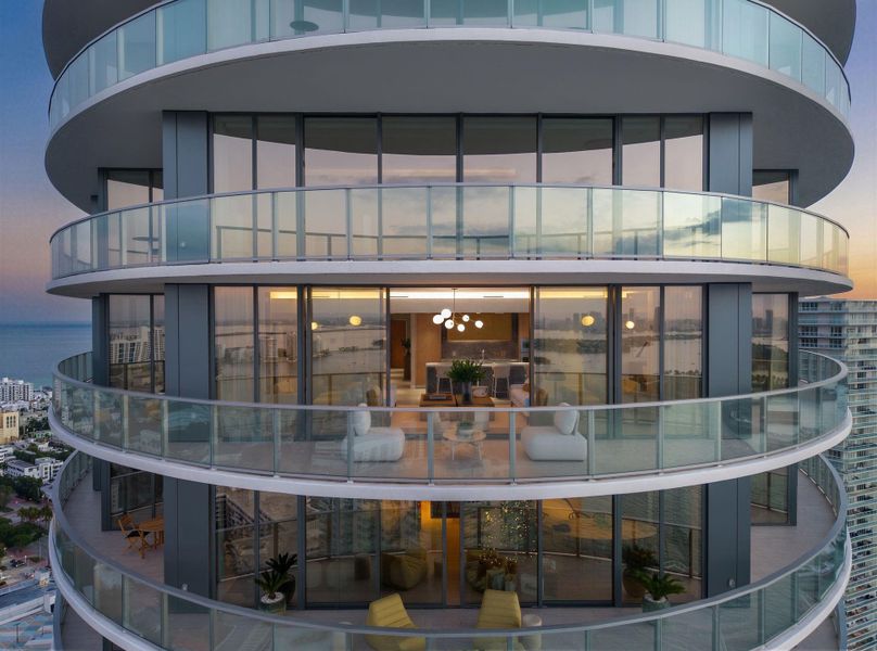 Condo located in Miami Beach, FL showcasing its design and architecture (Image 27).