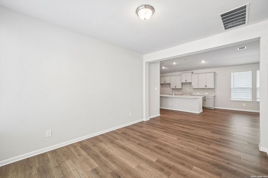 Spacious, unfurnished interior of a new home in Thomas Pond, San Antonio (Image 20).