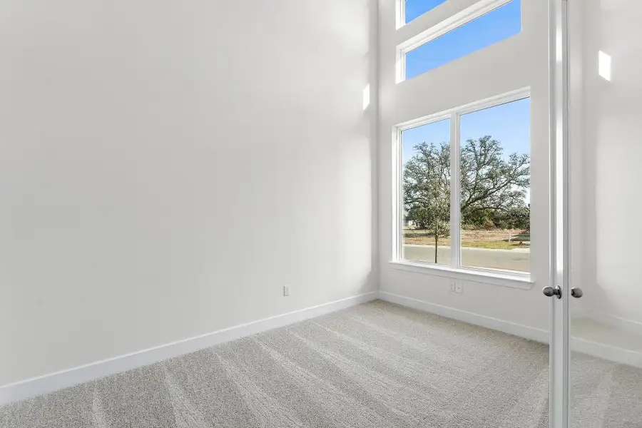 Spacious, unfurnished interior of a new home in Parmer Ranch, Georgetown (Image 35).