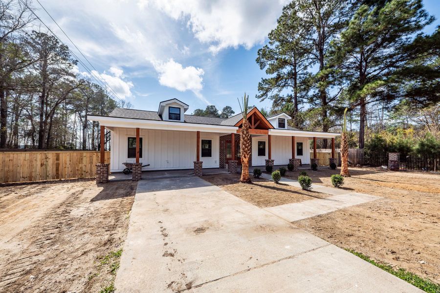Exterior details and patio area of a home in , Summerville (Image 4).
