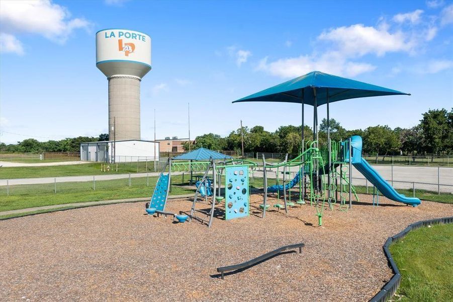 Walking distance to the community park & basketball court