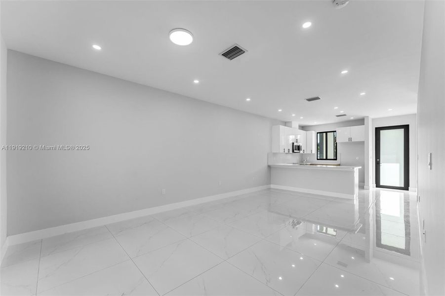 Spacious, unfurnished interior of a new home in , Miami (Image 18).