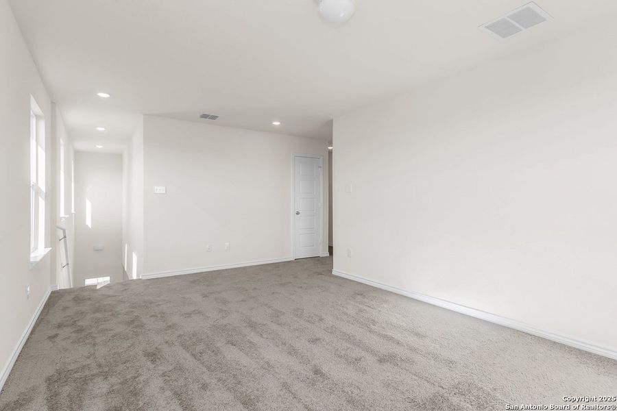 Spacious, unfurnished interior of a new home in Spanish Trails, San Antonio (Image 18).