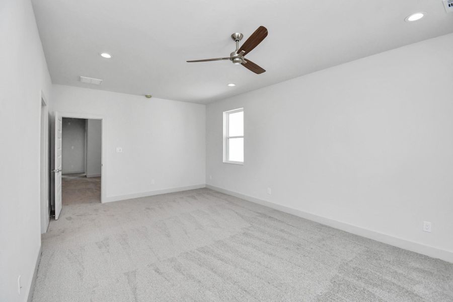 Spacious, unfurnished interior of a new home in Antigua, Houston (Image 37).