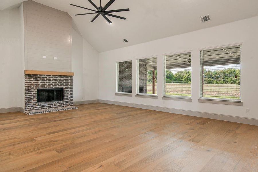 Spacious, unfurnished interior of a new home in , Sherman (Image 14).