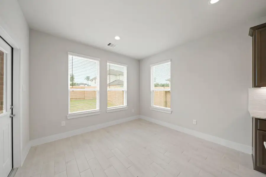 Spacious, unfurnished interior of a new home in Barton Creek Ranch, Conroe (Image 9).