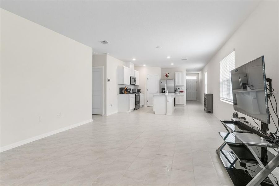 Spacious, unfurnished interior of a new home in Lake Deer Estates, Poinciana (Image 15).