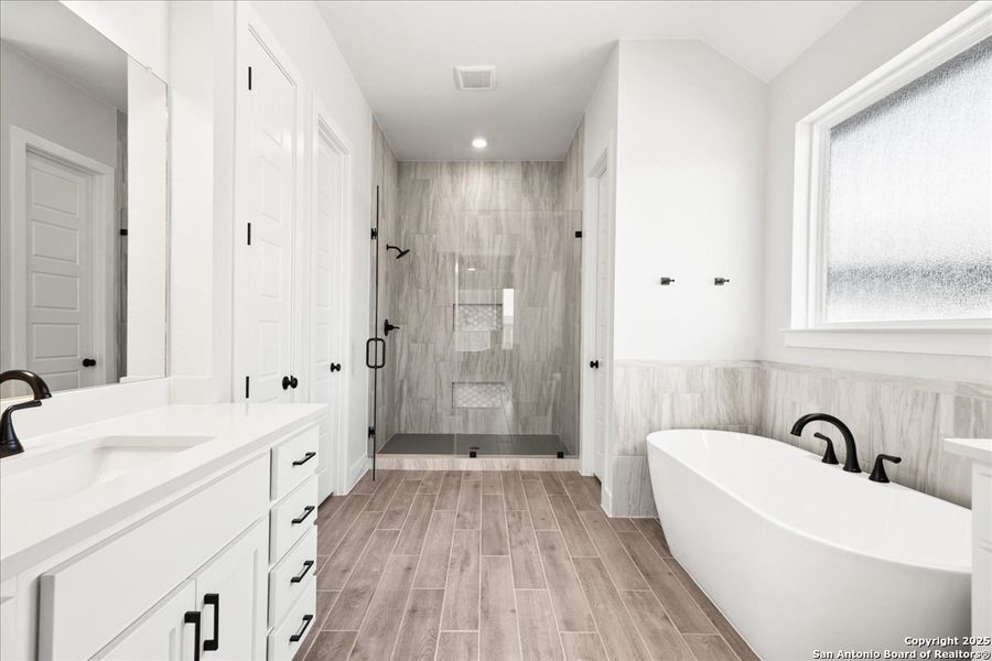 Furnished interior view inside a new home in Village at Three Oaks, Seguin (Image 5). Furnished interior view inside a new home in Village at Three Oaks, Seguin (Image 5).