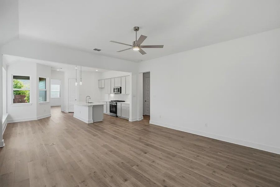 Spacious, unfurnished interior of a new home in Stillwater Ranch, San Antonio (Image 22).