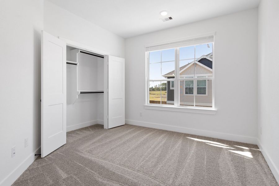 Spacious, unfurnished interior of a new home in Sienna, Missouri City (Image 38).