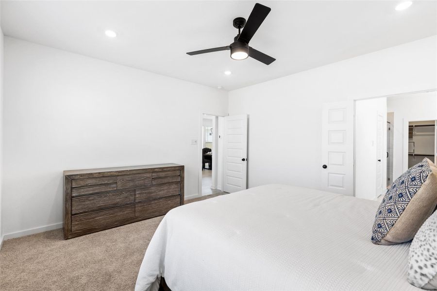Furnished interior view inside a new home in Kendall Lakes, Alvin (Image 10).