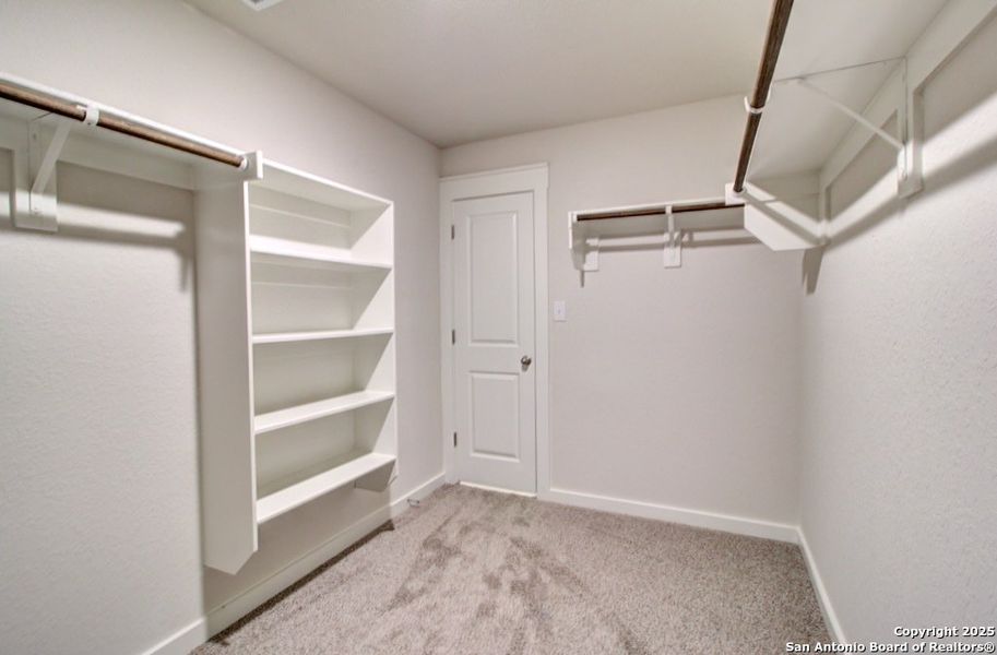 Spacious, unfurnished interior of a new home in Cloud Country, New Braunfels (Image 9).