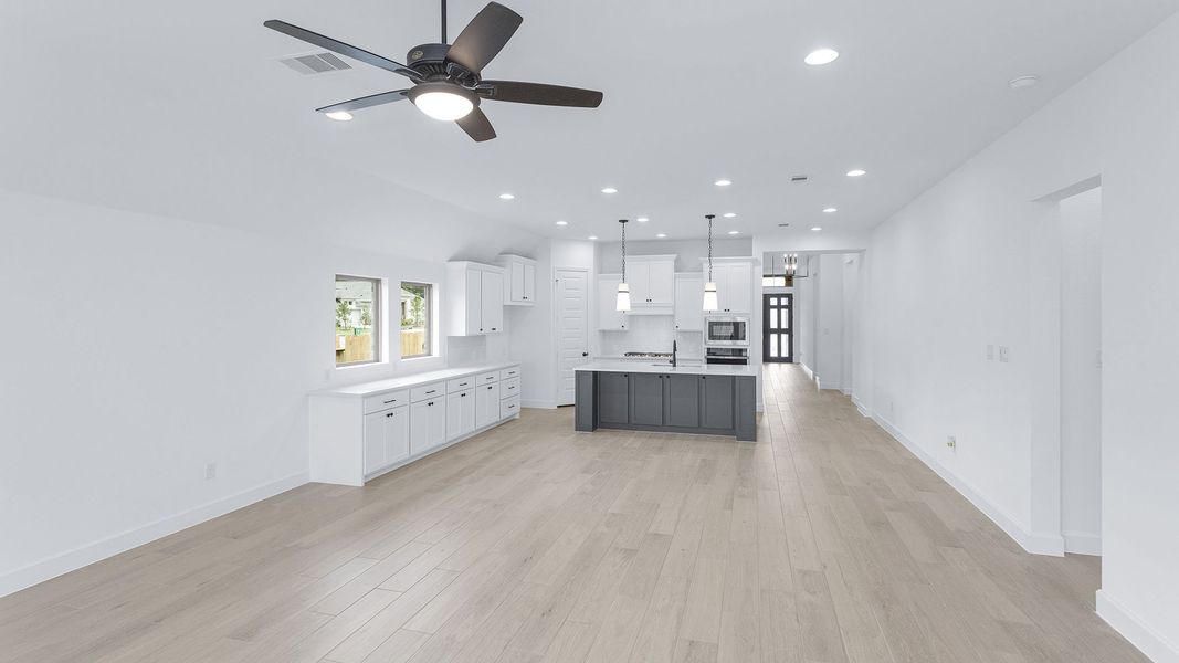 Spacious, unfurnished interior of a new home in Evergreen, Conroe (Image 20).