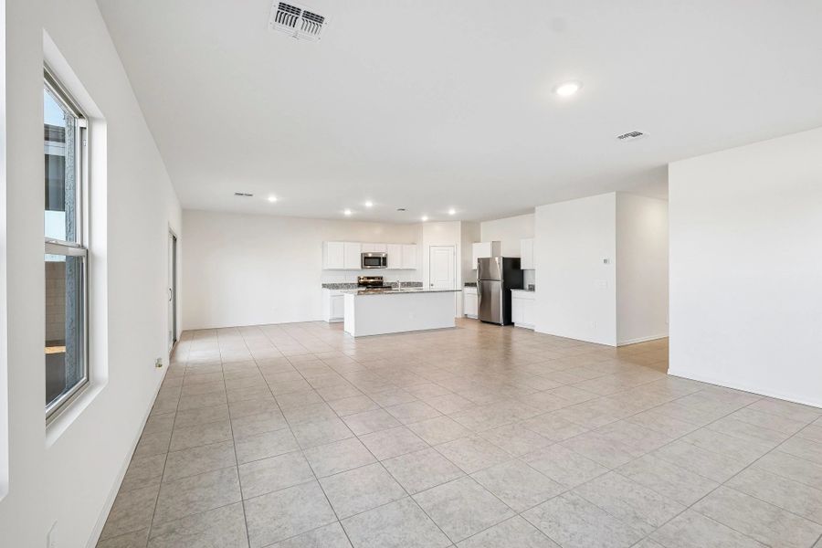 Representative unfurnished interior of a home built from the Eclipse by Starlight Homes in Laveen Farms, Phoenix (Image 15).