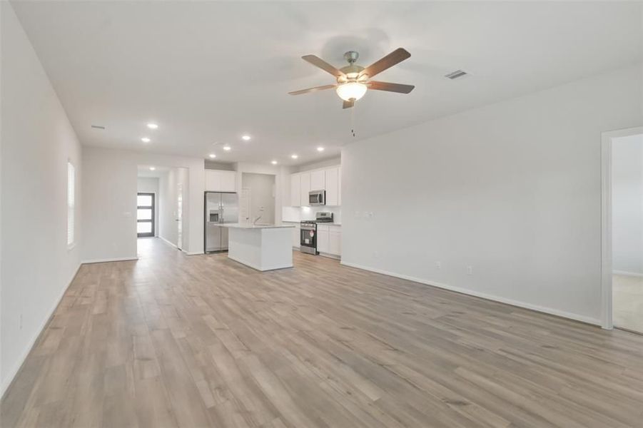 Spacious, unfurnished interior of a new home in Lakes at Black Oak, Magnolia (Image 8).