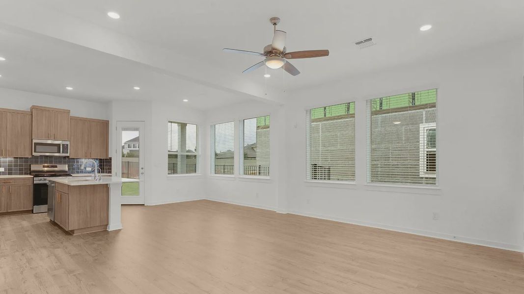 Spacious, unfurnished interior of a new home in Santa Rita Ranch, Liberty Hill (Image 11).