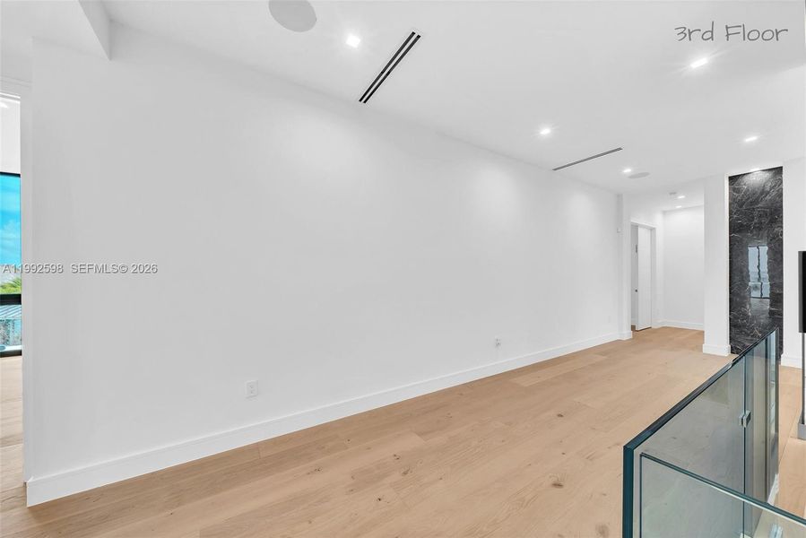 Spacious, unfurnished interior of a new home in , Key Largo (Image 64).