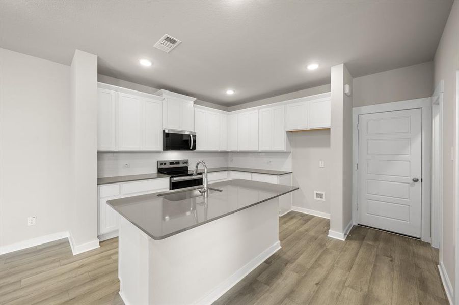 232 Wagon Spoke- Kitchen-1