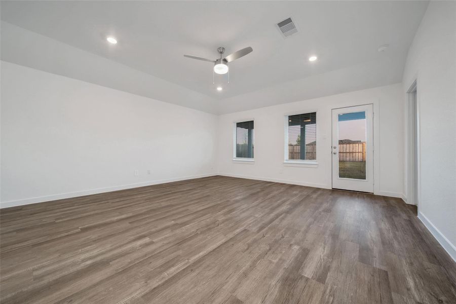 Spacious, unfurnished interior of a new home in Silverthorne, Conroe (Image 32).