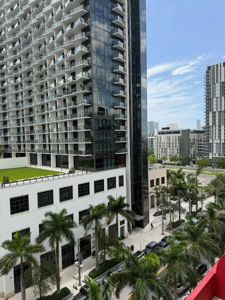 Condo located in Miami, FL showcasing its design and architecture (Image 15).