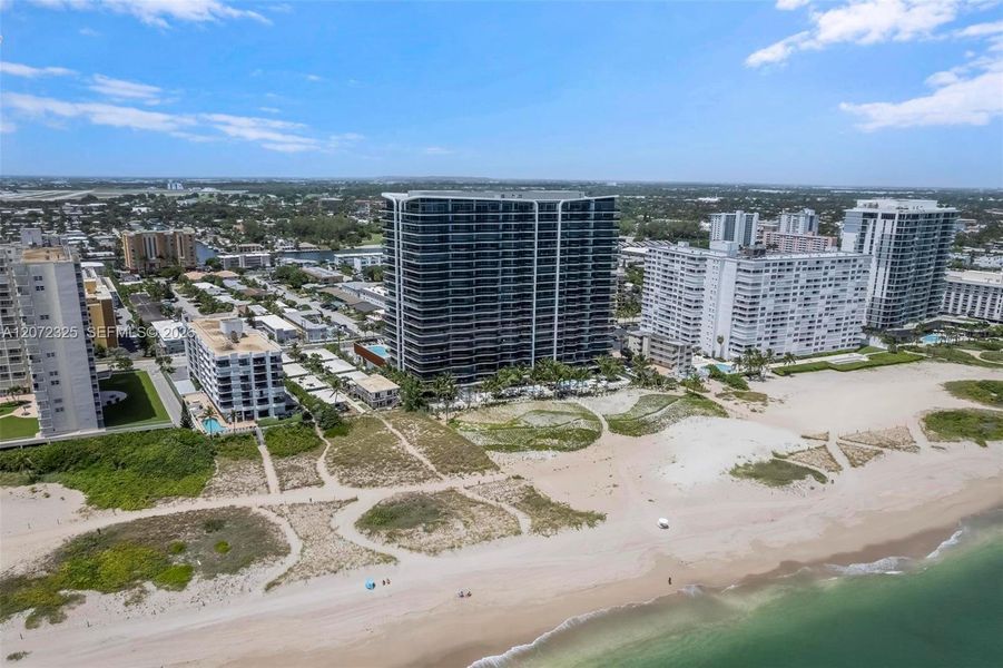 Condo located in Pompano Beach, FL showcasing its design and architecture (Image 26).