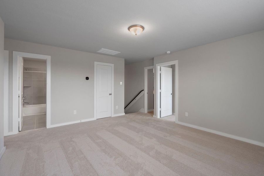 Spacious, unfurnished interior of a new home in River Ranch Trails, Dayton (Image 9).