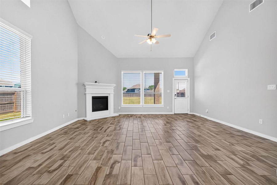 Spacious, unfurnished interior of a new home in , Mont Belvieu (Image 48).