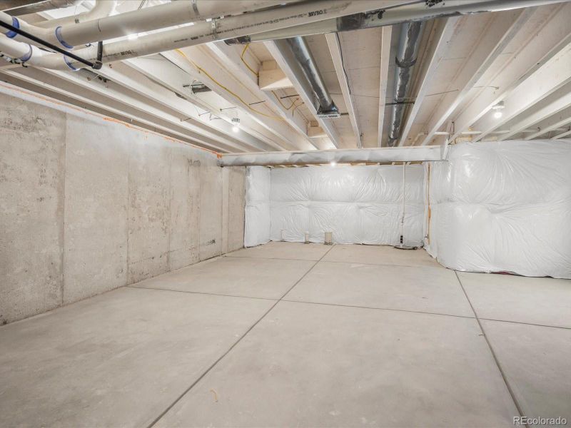 Spacious, unfurnished interior of a new home in Horizon Uptown: The Mountain Collection, Aurora (Image 26). Spacious, unfurnished interior of a new home in Horizon Uptown: The Mountain Collection, Aurora (Image 26).