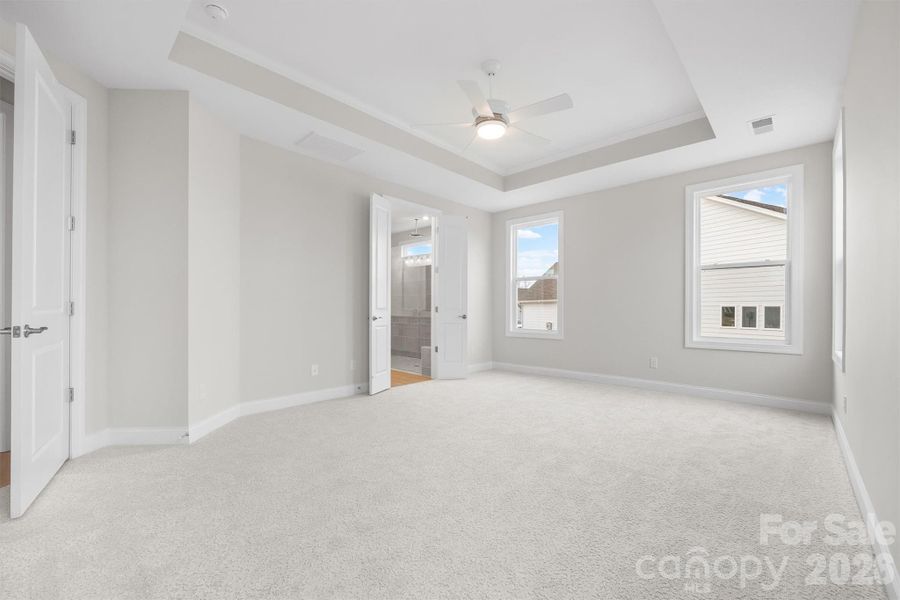 Spacious, unfurnished interior of a new home in Handsmill on Lake Wylie, York (Image 25).