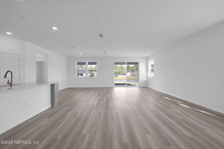 Spacious, unfurnished interior of a new home in Hyland Trail, Green Cove Springs (Image 26).
