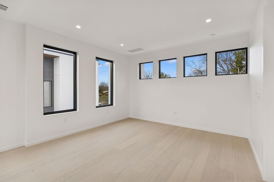 Spacious, unfurnished interior of a new home in , Austin (Image 27).