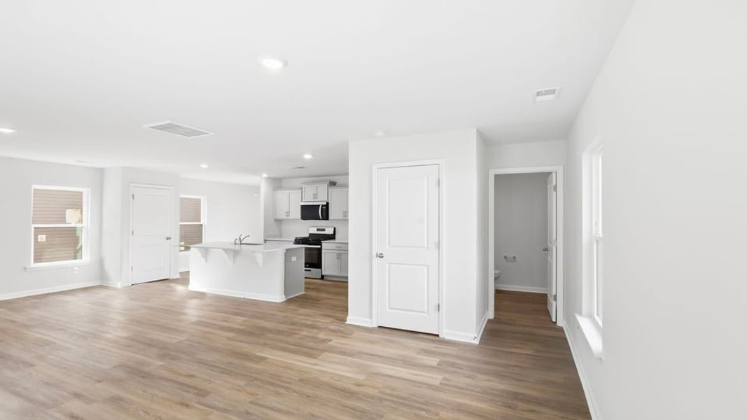 Spacious, unfurnished interior of a new home in Cloverdale Hills, Piedmont (Image 17).