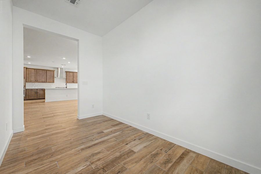 Spacious, unfurnished interior of a new home in Citrus Park, Goodyear (Image 10).