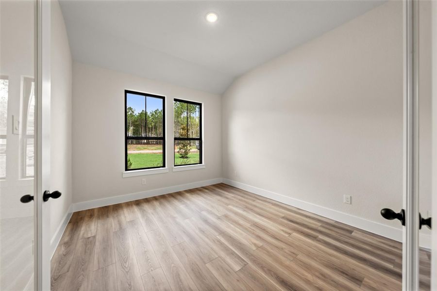 Spacious, unfurnished interior of a new home in Deer Pines, Conroe (Image 20).