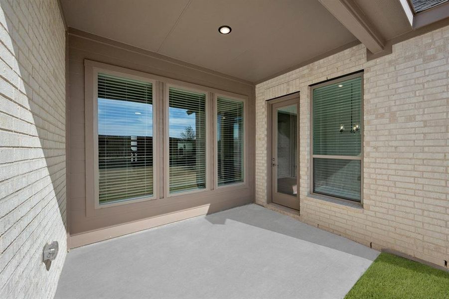 Exterior details and patio area of a home in The Retreat - Phase 1, Waxahachie (Image 3).