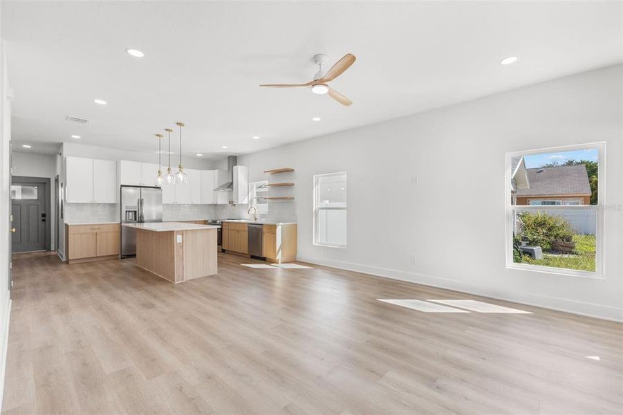 Spacious, unfurnished interior of a new home in , St. Petersburg (Image 33).