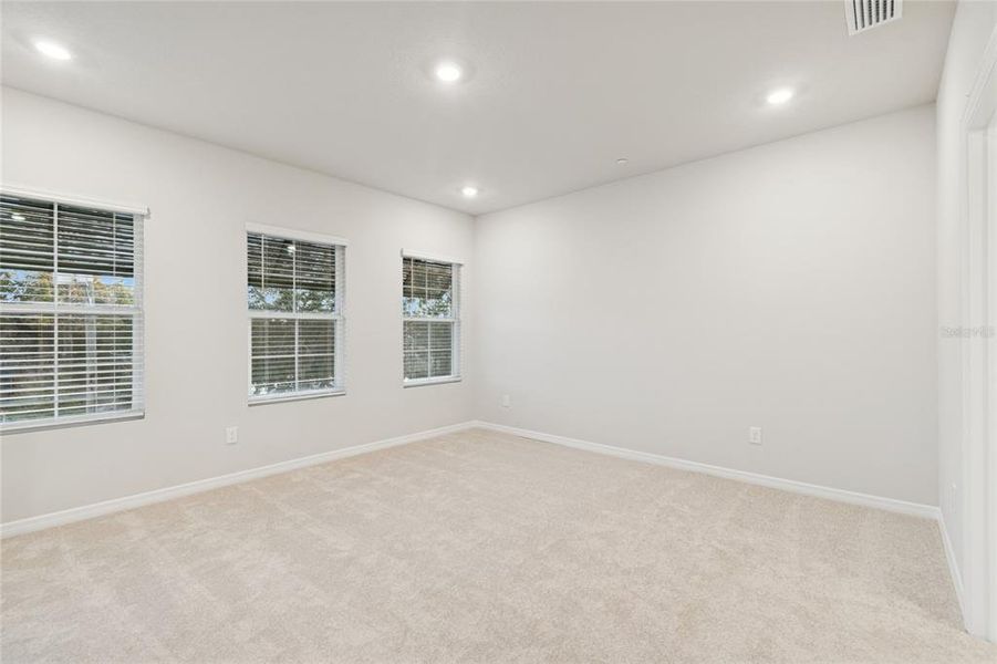 Spacious, unfurnished interior of a new home in , Orlando (Image 24).