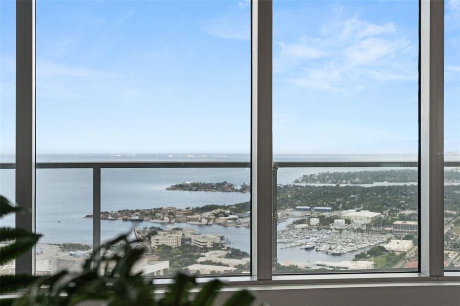 Condo located in St. Petersburg, FL showcasing its design and architecture (Image 5).