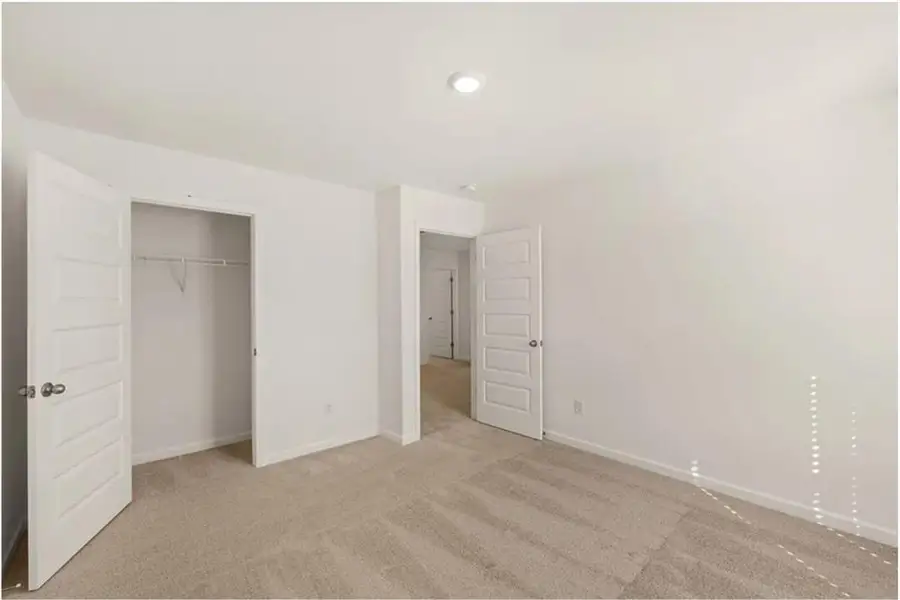 Spacious, unfurnished interior of a new home in Summerwind, Dacula (Image 17).