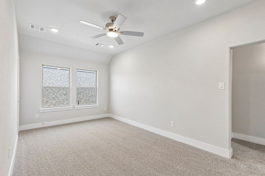 Spacious, unfurnished interior of a new home in Dove Hollow, Waxahachie (Image 32).