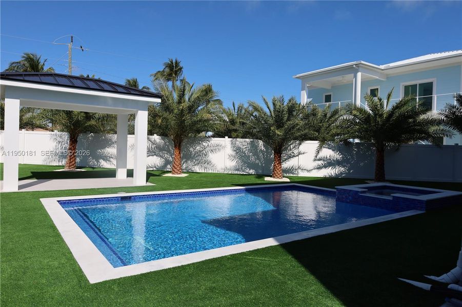 Exterior details and patio area of a home in , Key Largo (Image 16).